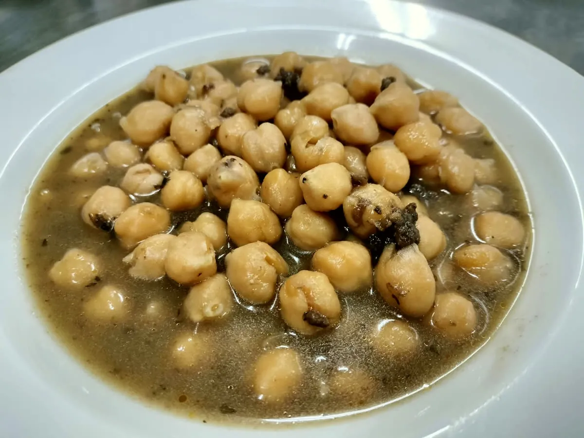 Plato de garbanzos guisados recién servido
